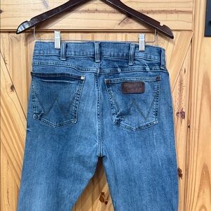 Wrangler retro Classic Blue Jeans with Logo Patch